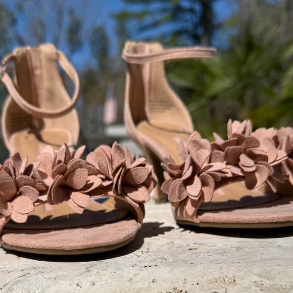 new directions Shoes - Elegant Floral Women's Sandals in pink/nude